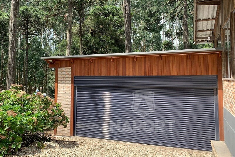 Quando automatizadas, as portas de rolo são mais práticas.