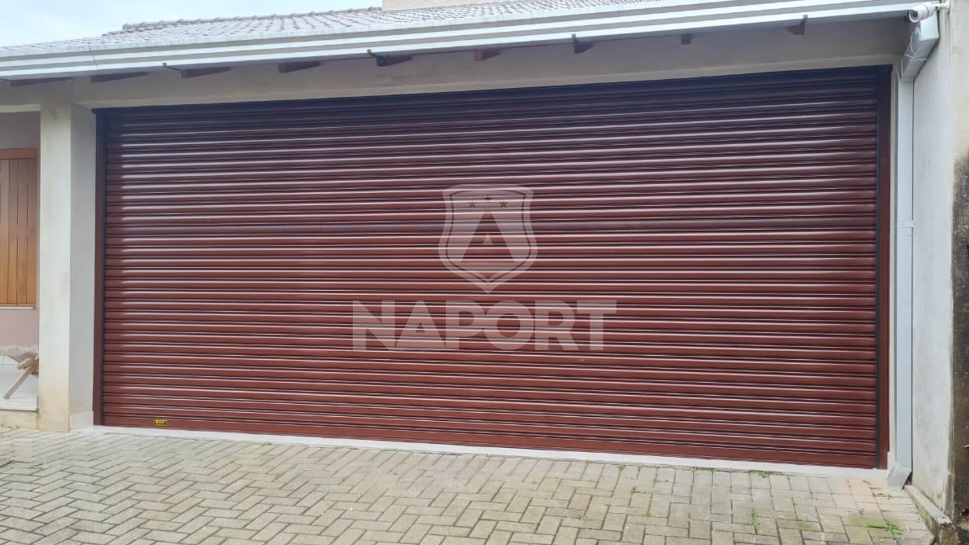 Ao selecionar uma porta de enrolar automática, considere como ela se integrará à estética geral da sua casa.